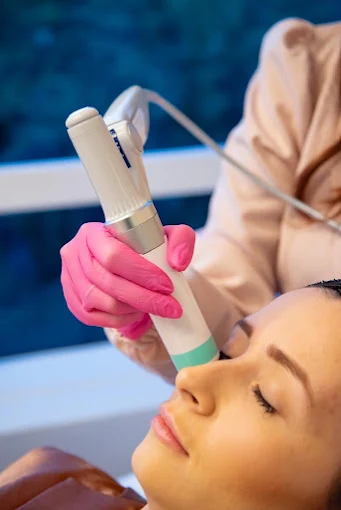 Profissional realizando procedimento estético facial na Face Doctor Centro
